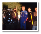 fotografia di Paolo Attivissimo (giornalista, scrittore e conduttore radiofonico), fotografia di Paolo Nespoli (astronauta, ingegnere e militare italiano), fotografia di figuranti di Star Wars in compagnia di Paolo Nespoli 